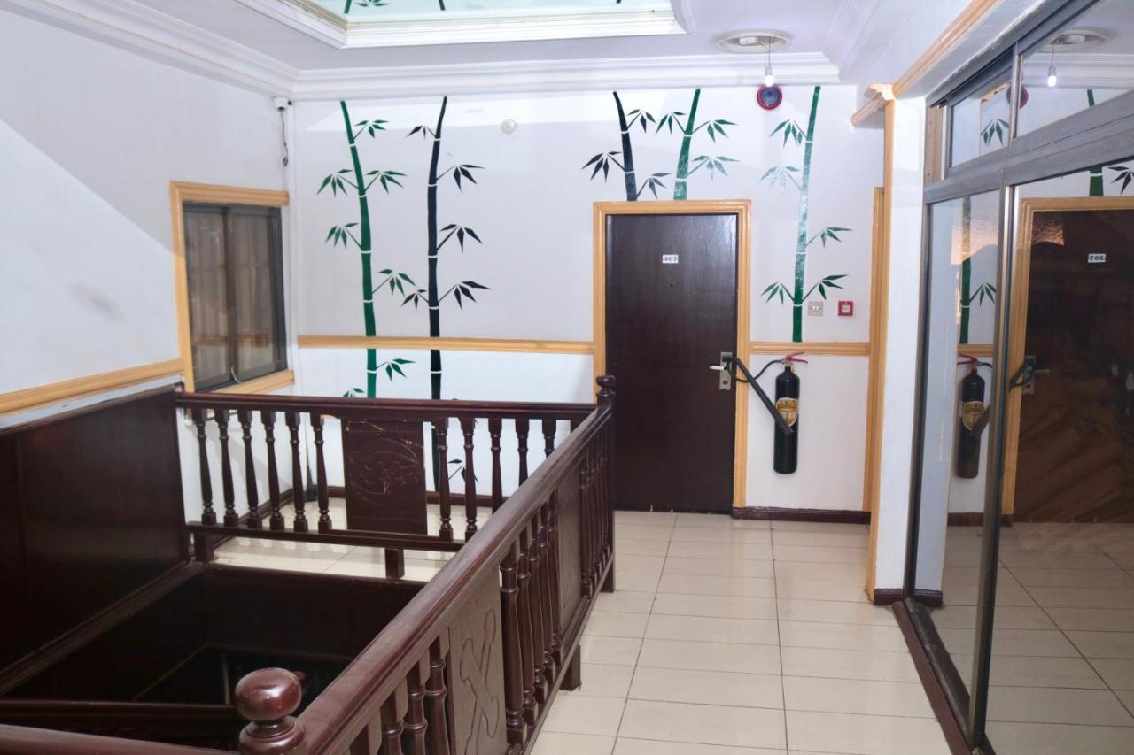 Airport Side Hotel Άκρα Εξωτερικό φωτογραφία